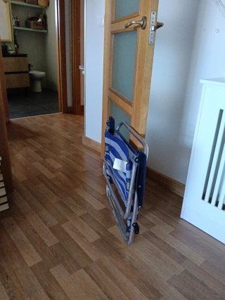 Silla plegable playa azul y plateada Corte inglés.