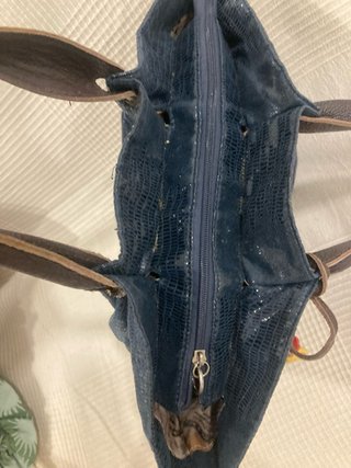 Bolso azul marino con detalles rojos y amarillos