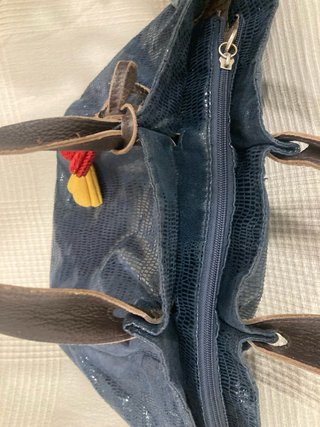 Bolso azul marino con detalles rojos y amarillos