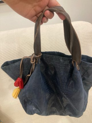 Bolso azul marino con detalles rojos y amarillos