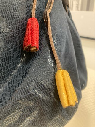 Bolso azul marino con detalles rojos y amarillos