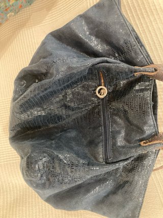 Bolso azul marino con detalles rojos y amarillos