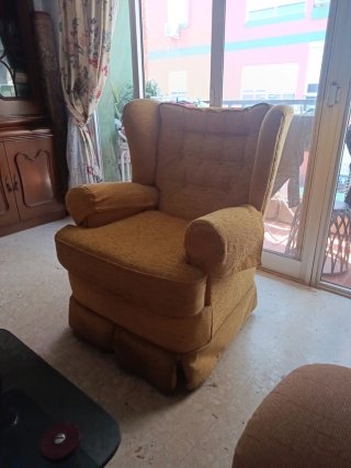 Sillón orejero mostaza y fundas de reposabrazos