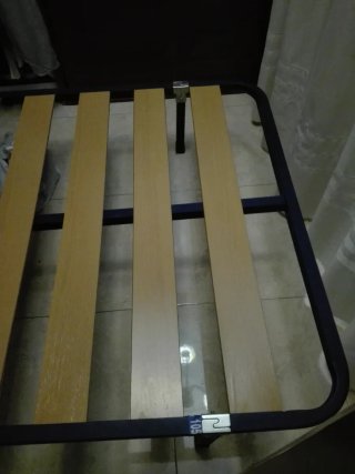 Somier láminas anchas 105x180 con patas metálicas.