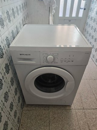 Lavadora Eléctrica Blanca