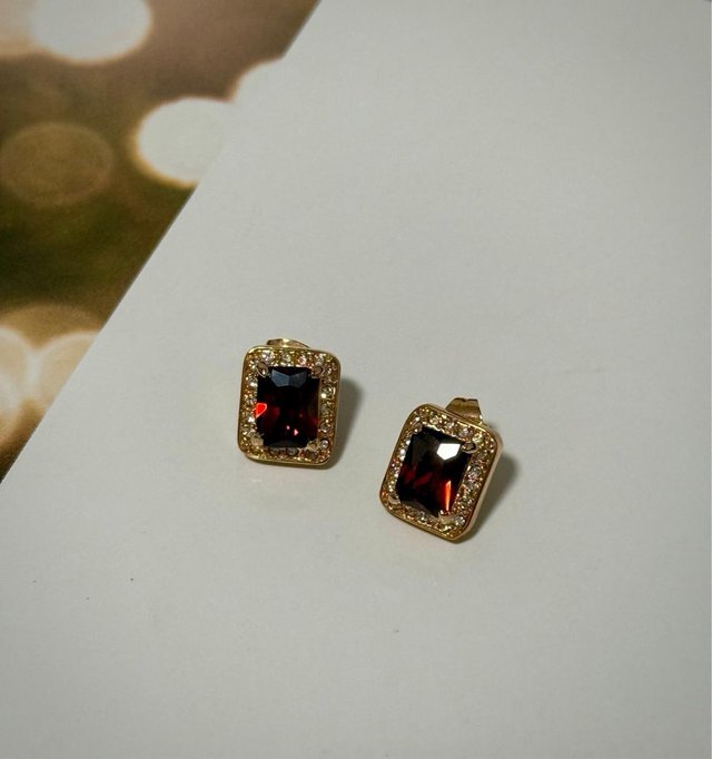 Pendientes botón cristal burdeos y oro