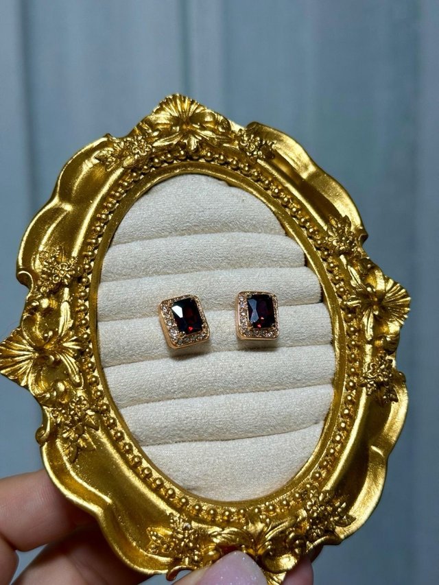 Pendientes botón cristal burdeos y oro