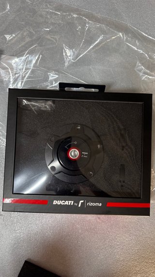 Tapa Depósito negra Rizoma Ducati streetfighter v2