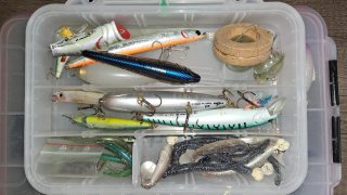 Señuelos de pesca variados