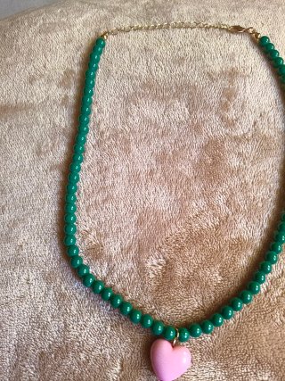 Collar de cuentas verde con corazón rosa