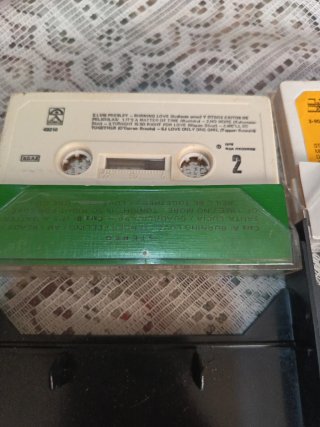 2 Cassettes Elvis Presley - Burning Love y Música