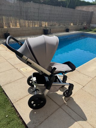 Carrito evolutivo bebé gris plegable.