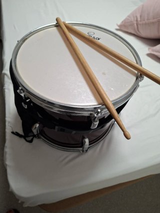 Tambor mediano casi nuevo con funda