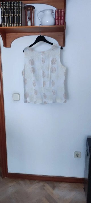 Top de seda beige y blanco