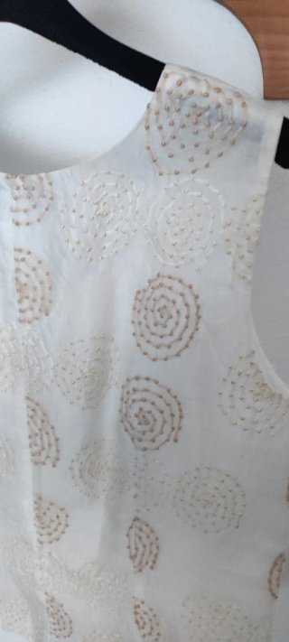 Top de seda beige y blanco