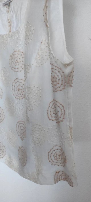 Top de seda beige y blanco