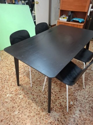Mesa negra con 4 sillas