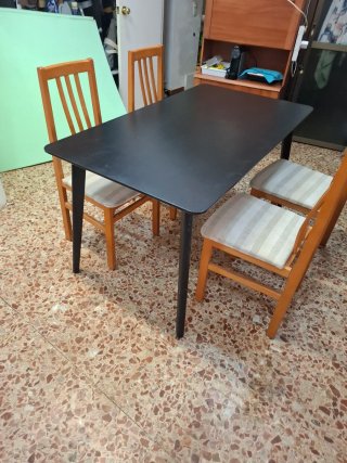 Mesa negra con 4 sillas