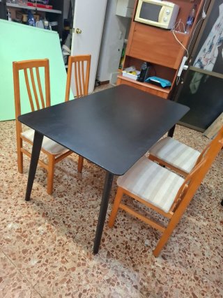 Mesa negra con 4 sillas