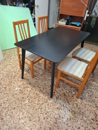 Mesa negra con 4 sillas