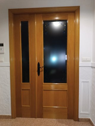 Puertas de roble con cristal decorado
