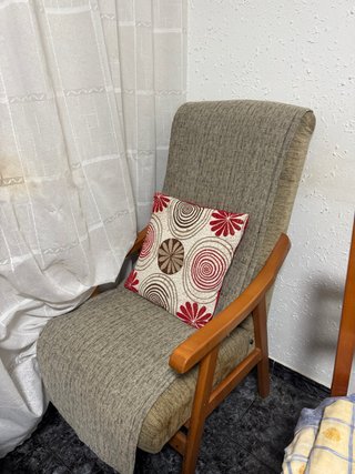 Sillón de madera con cojín y funda