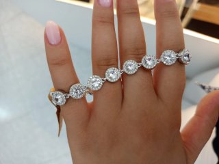 Pulseira com pedras brilhantes prateada
