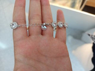 Pulseira com pedras brilhantes prateada