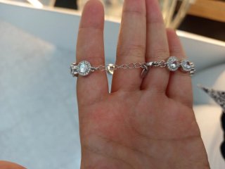 Pulseira com pedras brilhantes prateada