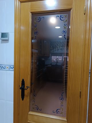 Puerta de roble con cristal decorado