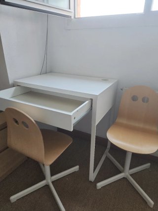 Escritorio Ikea Blanco y 2 Sillas Madera