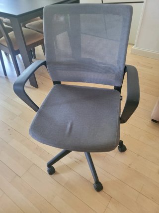 Silla de oficina ergonómica gris