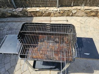 Barbacoa de carbón negra y plateada marca Habitex