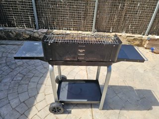 Barbacoa de carbón negra y plateada marca Habitex