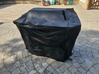 Barbacoa de carbón negra y plateada marca Habitex