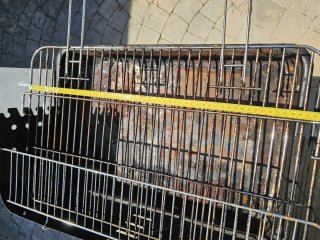 Barbacoa de carbón negra y plateada marca Habitex