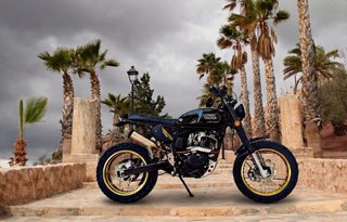 Moto Leonart Tracker 125cc Negra y Dorada