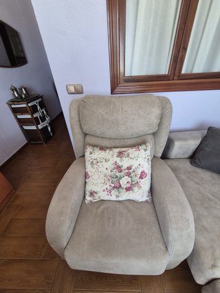 Sillón Reclinable Beige con Cojín Floral