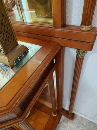 Recibidor de madera y cristal