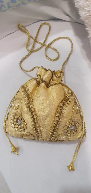 Bolso bombonera dorado con pedrería