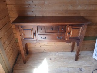 Mueble de madera con cajones y puertas