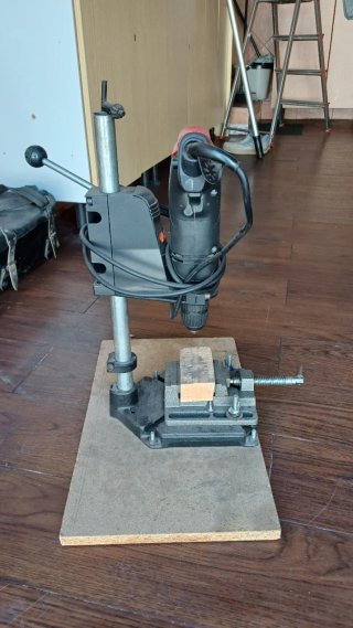 Taladro con soporte vertical