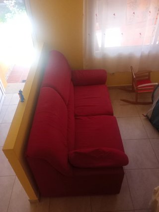 Se regala Sofá grande de tela rojo.