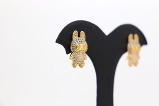 PENDIENTES MUÑECO LABUBU CON CIRCONITAS AZUL.