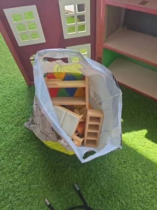 Casa de muñecas con muñecos y muebles