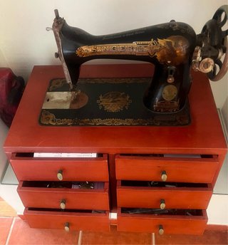 Máquina de coser Singer antigua con mueble