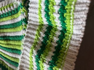 Top crochet verde y blanco espalda abierta