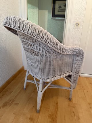 Sillón mimbre blanco con cojines color crema