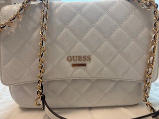Bolso Guess Blanco Acolchado Cadena Dorada