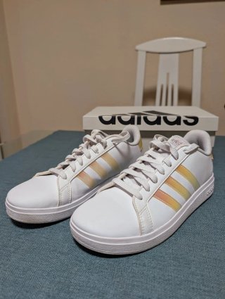 Deportivas Adidas bancas y doradas